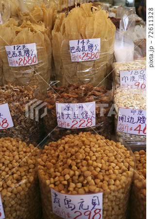 香港・徳輔道西の乾物店で売られる中国製干し貝柱(手前)とマカオ乾燥ホラガイ(中央)奥は高価な魚の浮袋 香港・徳輔道西の乾物店で売られる中国製干し貝柱(手前)とマカオ乾燥ホラガイ(中央)奥は高価な魚の浮袋 72611328