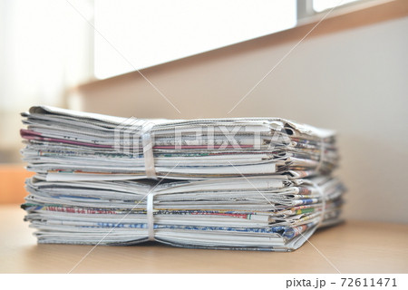 まとめた新聞紙 72611471