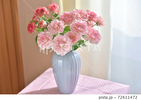 窓辺の花 バラ 窓辺の花 バラ 72611472