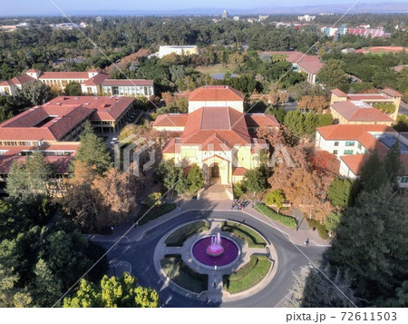 晴れた日のスタンフォード大学キャンパス 72611503