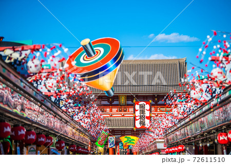 日本の東京都市景観　師走の東京・浅草寺。新型コロナの感染者が急増＝2020年12月17日 72611510