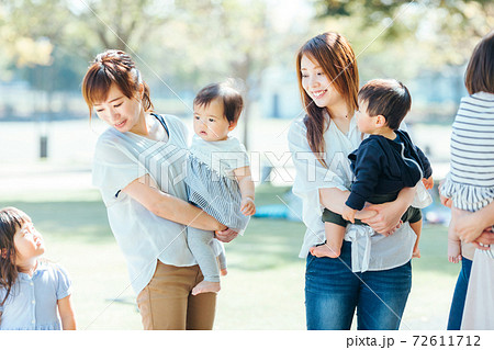 公園で遊ぶママ友と子供の写真素材