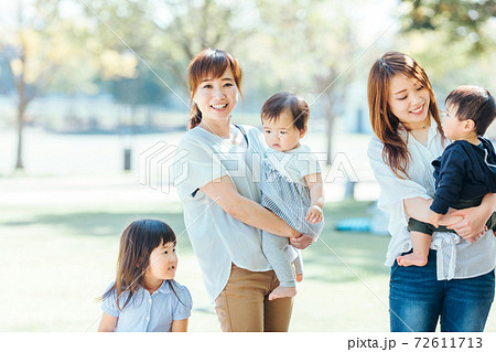公園で遊ぶママ友と子供 公園で遊ぶママ友と子供 72611713