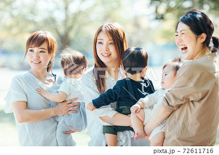 公園で遊ぶママ友と子供の写真素材