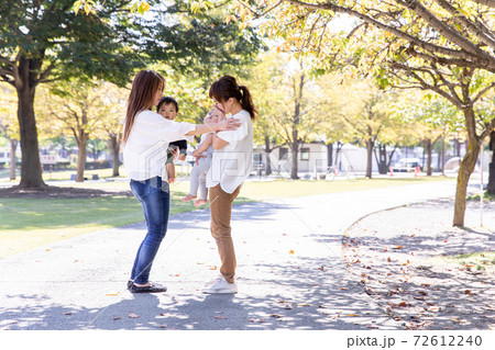 泣くママ友を励ます女性 72612240