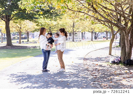 公園で遊ぶママ友と子供 72612241