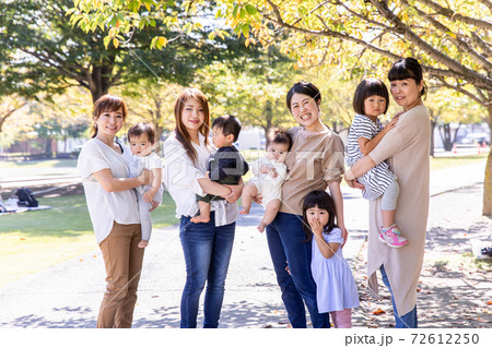 公園で遊ぶママ友と子供 72612250