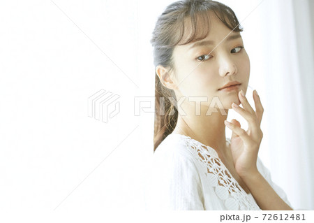 若い女性のスキンケアイメージのポートレート 72612481