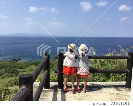 絶景スポットから海を見下ろしたそがれる女の子 絶景スポットから海を見下ろしたそがれる女の子 72613201