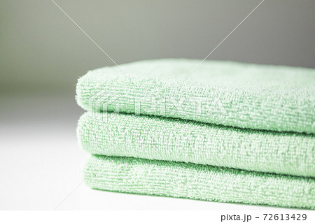 畳んで重ねたタオル 72613429