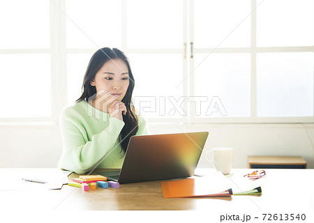 若い女性 テレワーク リモートワーク 若い女性 テレワーク リモートワーク 72613540