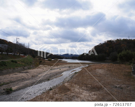 冬の雲に覆われた服部大池 72613707