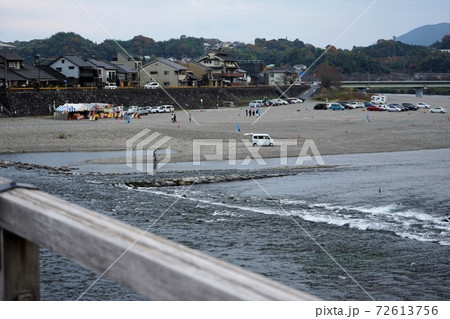 錦帯橋と錦川　河川敷に車やテント店 72613756