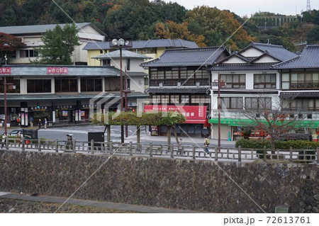 錦帯橋から見る錦川河畔土産物店の風景 72613761