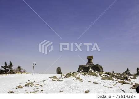 残雪の根子岳山頂 72614237