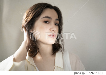 若い女性の陰影のあるビューティーポートレート 72614692