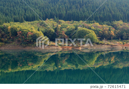 ダム湖の湖面秋 ダム湖の湖面秋 72615471