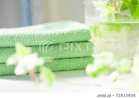 畳んで重ねてあるタオル　写真素材 72615636