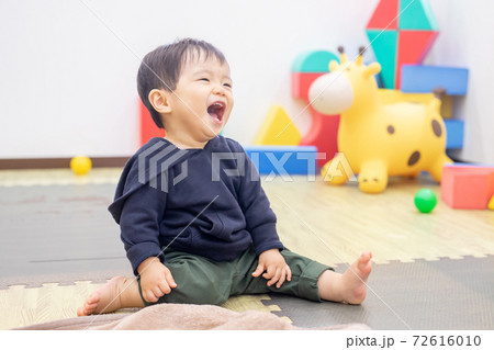 保育園/託児所/キッズカフェで遊ぶ男の子 保育園/託児所/キッズカフェで遊ぶ男の子 72616010