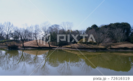 景色が反射する御所沼の風景／古河公方公園（古河総合公園）／茨城県 72616319