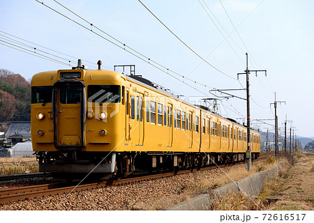 朝の山陽路を行く115系普通電車4両 72616517
