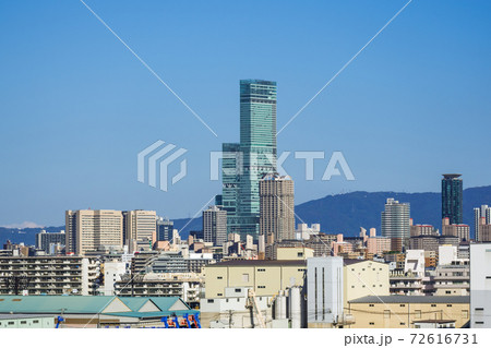 天王寺・阿倍野方面のビル群とタワーマンションと生駒山に立つ送信アンテナ 72616731