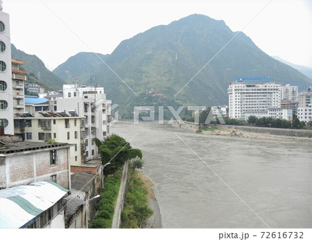 中国雲南省の川景色：六庫市内を流れる怒江（タルウイン川上流） 72616732