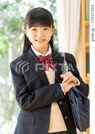 制服姿の女子中学生の写真素材