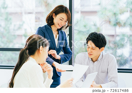 ビジネスシーン （会議、ミーティング） 72617486