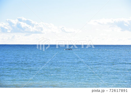 初冬の茅ヶ崎の海と渡船 初冬の茅ヶ崎の海と渡船 72617891