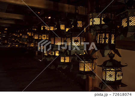 春日大社の灯籠　奈良観光スポット　世界遺産　イメージ素材 72618074