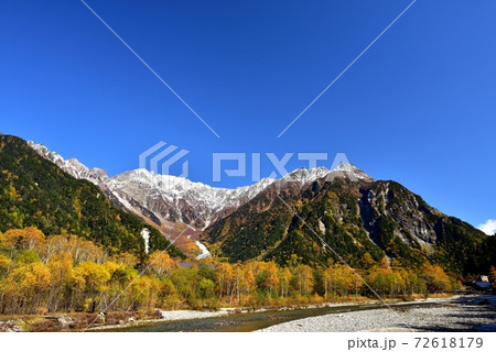 上高地の紅葉 72618179