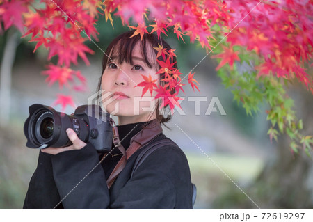紅葉を撮影に来たカメラ女子 紅葉を撮影に来たカメラ女子 72619297
