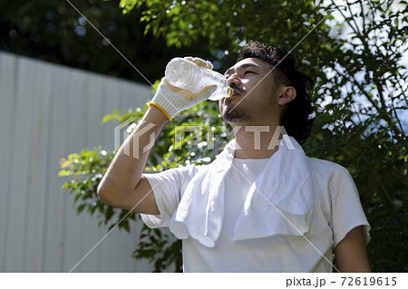 水分補給する肉体労働者 72619615