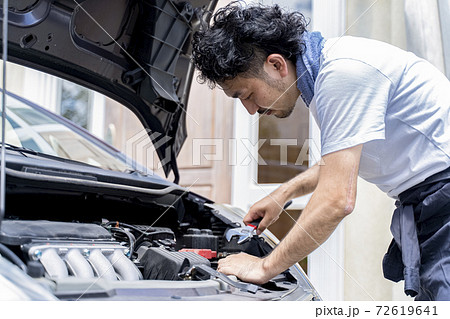 車の整備をする男性 72619641