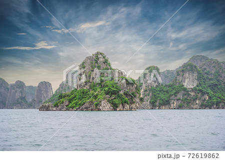 Picturesque sea landscape. Ha Long Bay, Vietnam 72619862