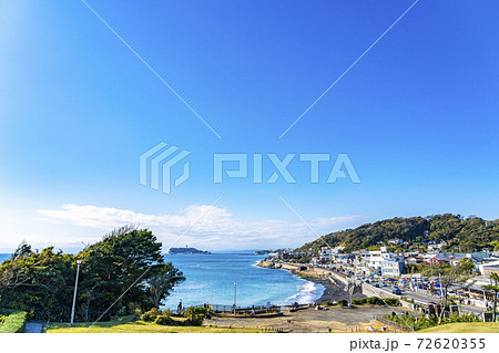 【神奈川県】鎌倉海浜公園と湘南の街並み 72620355