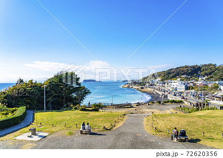 【神奈川県】鎌倉海浜公園と湘南の街並み 72620356