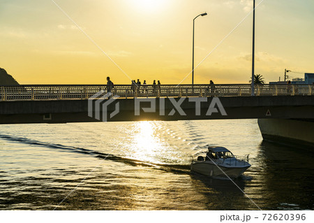 【神奈川県】美しい空が広がる江ノ島の夕景 72620396