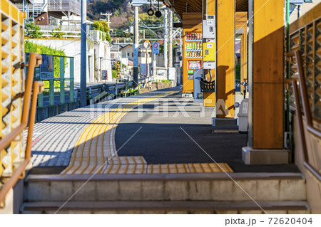 【神奈川県】江ノ電の稲村ケ崎駅のホーム 【神奈川県】江ノ電の稲村ケ崎駅のホーム 72620404