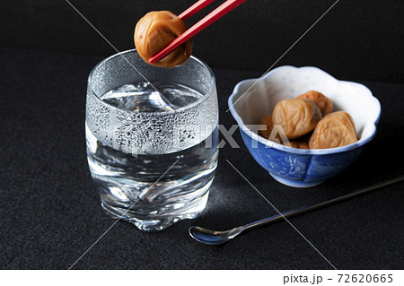 焼酎 お湯割り 梅干し 梅 酒 泡盛 アルコール バー マドラー グラス 焼酎 お湯割り 梅干し 梅 酒 泡盛 アルコール バー マドラー グラス 72620665