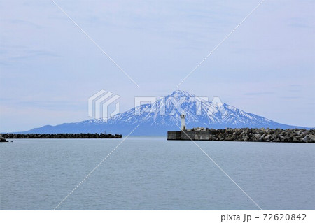 抜海港から見た利尻島（北海道稚内市抜海村） 72620842