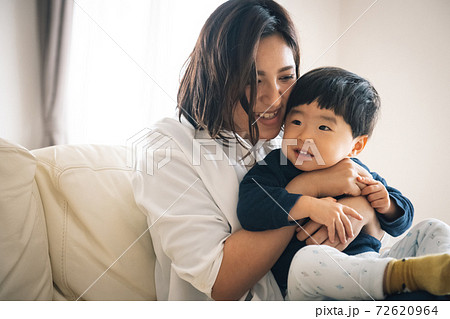 男の子とにハグをする母親・親子・子育てイメージ 72620964