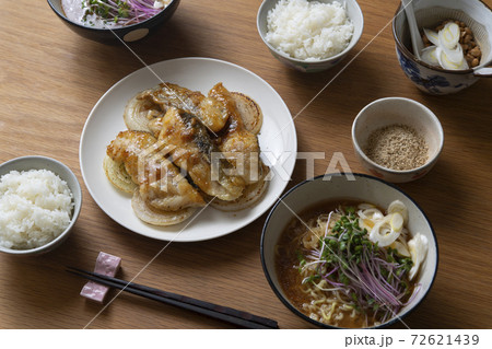 鱈のガーリックバター醤油焼きの食卓 72621439
