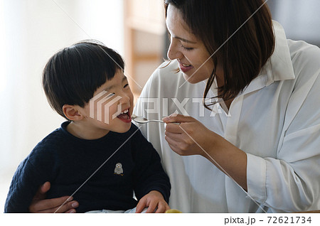 男の子に食事を食べさせる母親イメージ 72621734