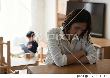 子育てに悩む・育児ストレスを感じる母親イメージ 子育てに悩む・育児ストレスを感じる母親イメージ 72621912
