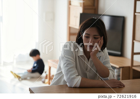 子育てに悩む・育児ストレスを感じる母親イメージ 72621916