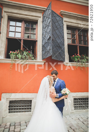 Perfect couple bride, groom posing and kissing in their wedding day Perfect couple bride, groom posing and kissing in their wedding day 72621950