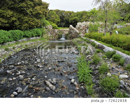 大阪府吹田市千里万博公園の桜の流れの川景色 72622838