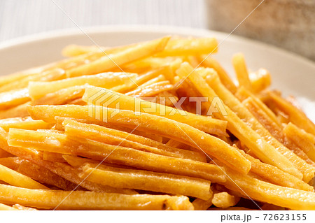 芋けんぴ(高知県の名物として知られるお菓子)のアップ。 芋けんぴ(高知県の名物として知られるお菓子)のアップ。 72623155